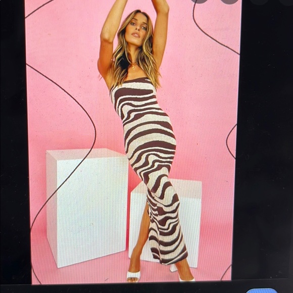 Skip a beat knit midi dress - Picture 2 of 2